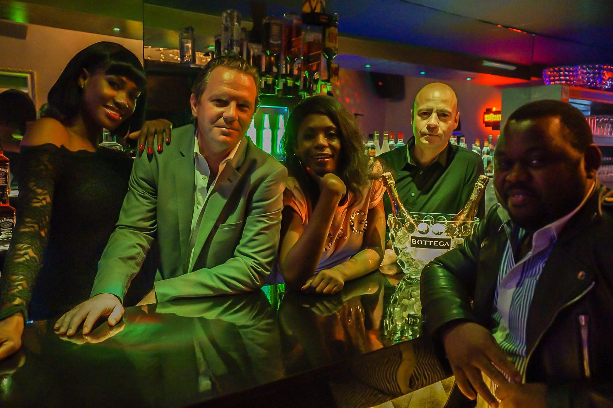 photo de l'équipe du night club le chic à dakar, convivialité musique chaleureuse ambiance amicale garantie. Meilleur club de Dakar